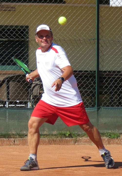 Ein Foto von Manfred Eisenknapp im vollen Spiel als neuer  Oberösterreichischer Tennis Landesmeister für Amputierte